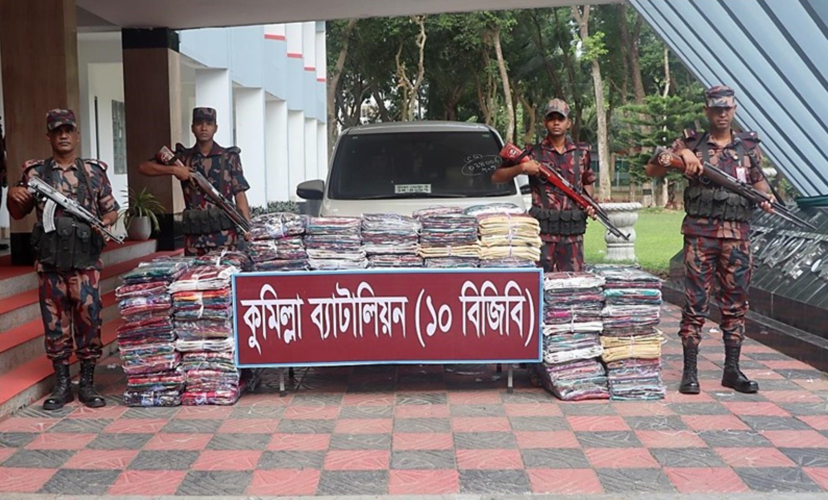 কুমিল্লায় হায়েস গাড়িসহ ৭২ লাখ টাকার ভারতীয় শাড়ি জব্দ